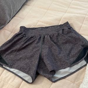 lululemon low waisted 2.5 inch hotty hot shorts in grey and black size 6